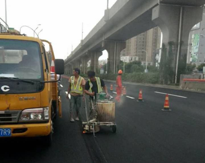 交通标志牌提醒驾驶员注意安全行车